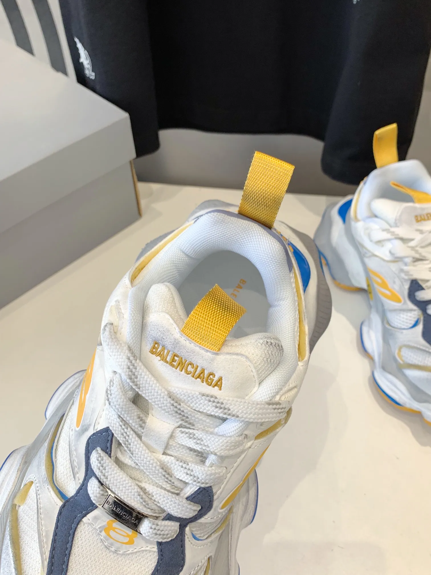👟👟Ex-factory price 820👟👟 Paris 5XL correct version Balenciaga CARGO 23ss catwalk style 🔺 ℹ️The distressing process is done by hand. The degree of distress, scratch size and range of each shoe has a certain difference, which is normal. The upper is filled with high-density imported sponge, and the tongue is embroidered with Balenciaga words, as well as small engraving details. This plaque is developed by a separate mold, and there is 3M reflective material on the side. The three-dimensional logo and size mark on the heel, accessories dust bag and included shoelaces are upgraded and thickened shoe boxes. They are all made of original files and original lasts. CNC developed 1:1 proportion weight. Original EVA environmentally friendly deodorizing ring type insole. Newly developed 7-layer private mold. Combined anti-slip outsole. Information ℹ️ A large version design that has become more popular in recent years. This cargo is fatter than 3xl. It has a very good wrapping feel and is also very retro and fashionable. The sole is definitely very wear-resistant. Size: 35 -46